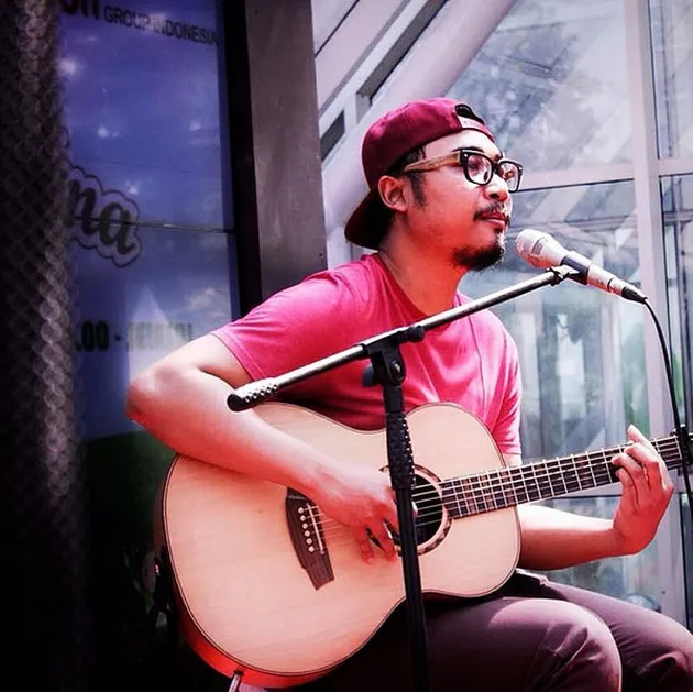 Yang doyan musik ini pasti tahu deh. Adhitia Sofyan, soloist yang punya banyak lagu melankolis ini juga terkenal dengan tampilannya sebagai salah satu penyanyi pria berkacamata di Indonesia.