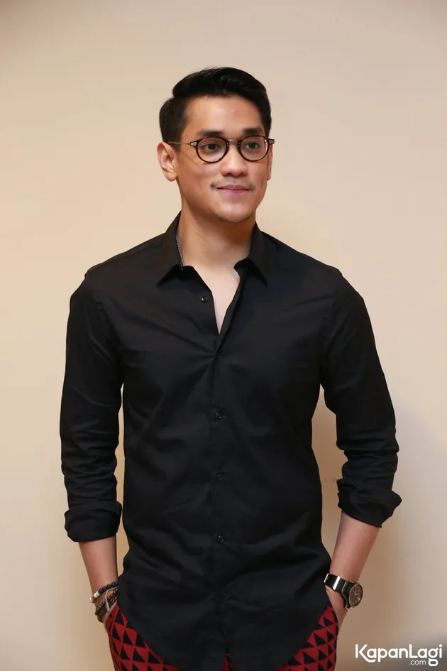 Terkahir, tentu sosok ini paling kamu tunggu-tunggu. Apalagi cewek-cewek yang daritadi pencet tombol next terus. Afgansyah Reza! Gak usah dijabarin kali ya, kalian sudah tahu siapa dia rasanya.