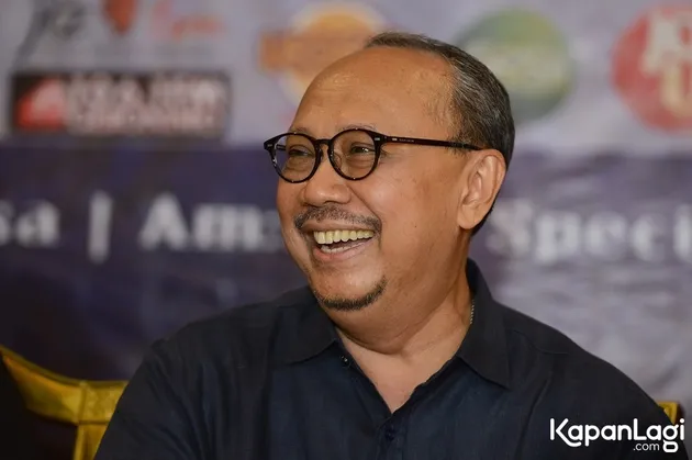 11 Penyanyi Indonesia Yang Identik Pakai Kacamata