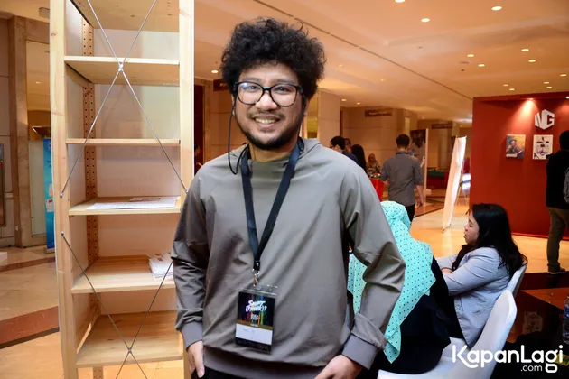 Kunto Aji Wibisono juga menjadi salah satu penyanyi yang sering kali pakai kacamata. Kacamata berframe lebar dan tebal pun menjadikan imejnya sebagai salah satu penyanyi dengan tampilan geek.