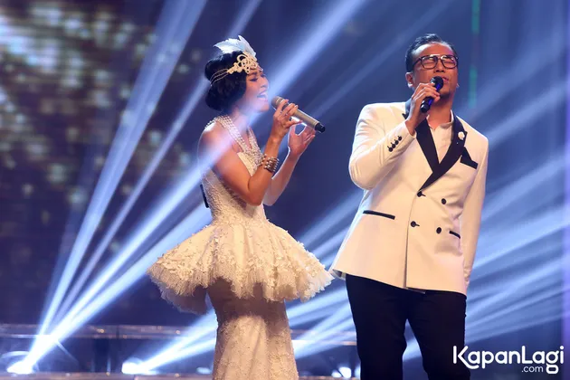 Dia adalah mantan vokalis dari Kerispatih, ya Sammy Simorangkir. Dengan pakai kacamata, penyanyi-penyanyi ini terkesan lebih smart ya?