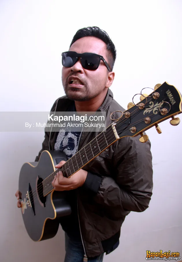 11 Penyanyi Indonesia Yang Identik Pakai Kacamata