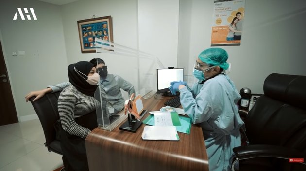 Aurel Hermansyah didampingi Atta Halilintar konsultasi dengan dokter kandungan setelah menyelesaikan karantina sepulang dari Turki.