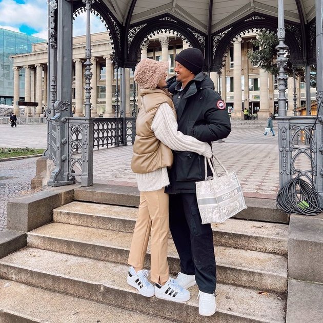 11 Pictures of Jennifer Bachdim's Happiness Finally Being Able to Reunite with her Husband in Germany, Showing Romantic Kiss