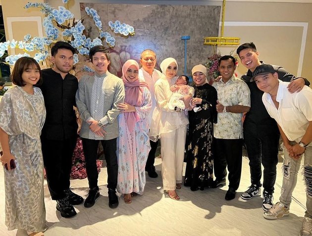 Seperti inilah potret kebersamaan keluarga Anang Hermansyah dan Haji Faisal dalam acara buka puasa bersama yang digelar pada Rabu (27/4) kemarin.