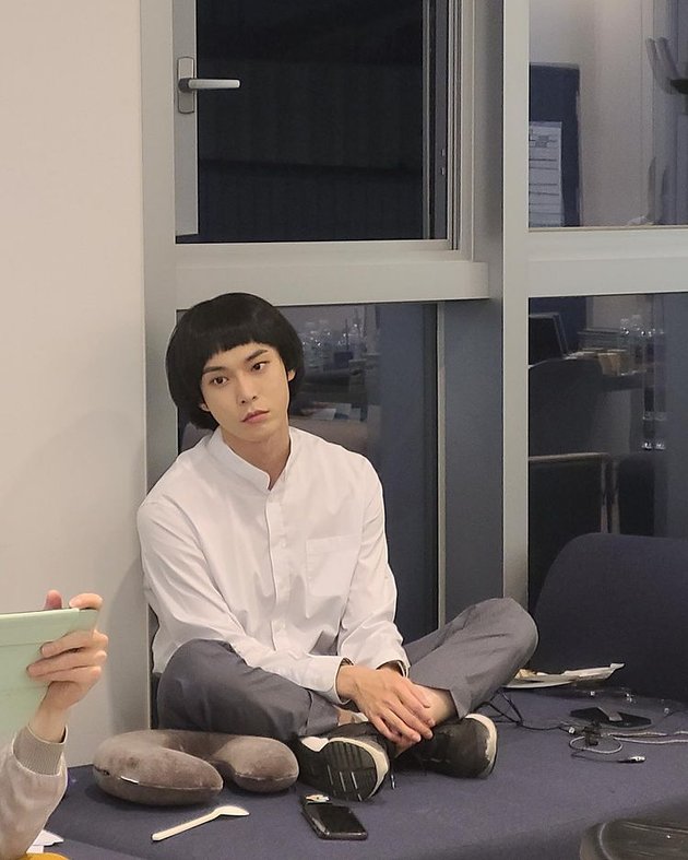 Beginilah potret Doyoung NCT waktu masih berstatus maba. Culun dengan rambut mangkok dan wajah tertekan sebagai mahasiswa Fakultas Teknik yang selalu kerja kelompok dan banyak tugas.