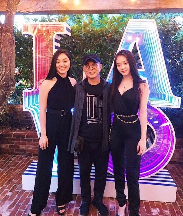 Jet Li pertama kali membawa kedua putrinya yang beranjak dewasa ke sebuah acara tahun 2018 lalu, Jane dan Jade Li pun langsung menjadi sorotan.