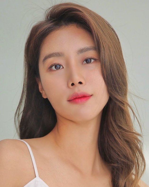 Inilah sosok Kang So Yeon, cast SINGLE'S INFERNO yang banjir pujian dari netizen Korea di tengah kontroversi panas Song Ji A yang sedang ramai dibicarakan belakangan ini.