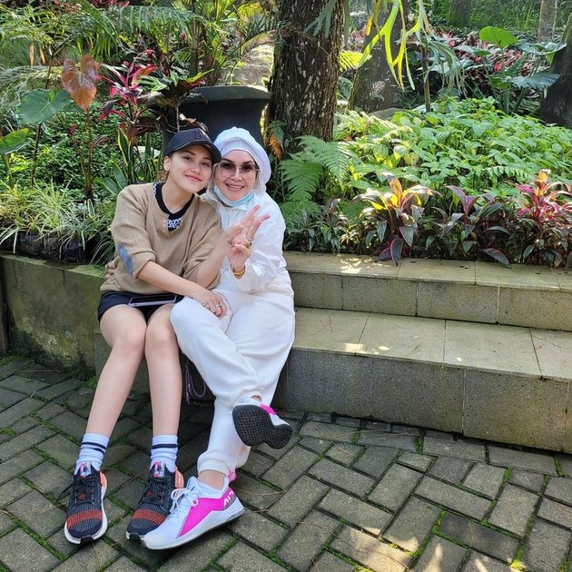 11 Portraits of Ayu Ting Ting's Family Jogging Together, The Coolest and Most Beautiful Mother