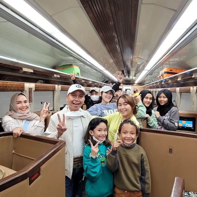 Liburan kali ini, Ayu Ting Ting memilih berangkat naik kereta api bersama rombongan keluarga besar menuju Yogyakarta.