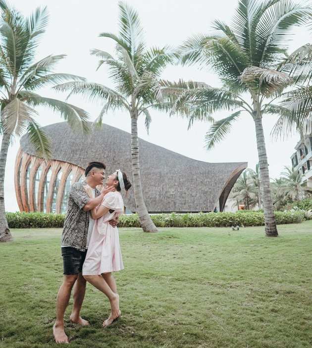 Seperti inilah potret romantisme Glenn Alinskie dan Chelsea Olivia yang hingga saat ini masih menikmati liburan seru mereka di Pulau Dewata, Bali.