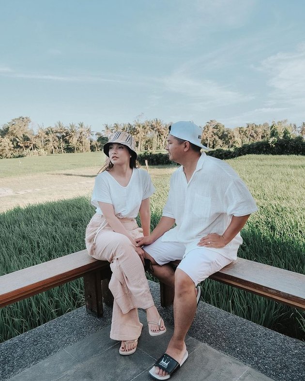 Chelsea Olivia dan Glenn Alinskie memang nggak pernah berhenti membuat netizen baper dengan romantisme mereka sebagai pasangan suami istri.