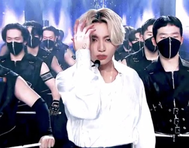Sudah bertahun-tahun lamanya, ARMY akhirnya dimanjakan Jungkook BTS dengan rambut blonde platinum-nya.