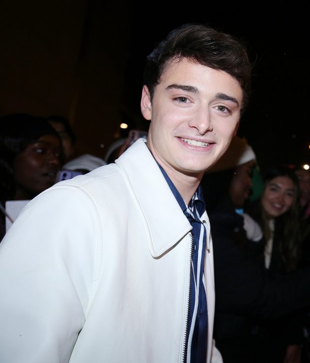 11 Photos of Noah Schnapp, the Star of 'STRANGER THINGS' who Openly Supports Israel, Enthusiastically Displays Stickers with the words 'Zionism is Sexy'