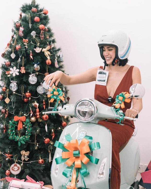 11 Photos of Jessica Iskandar - Vincent Verhaag's Christmas Celebration, Netizens Argue About Their Clothes Being Deemed Inappropriate & Disrespectful