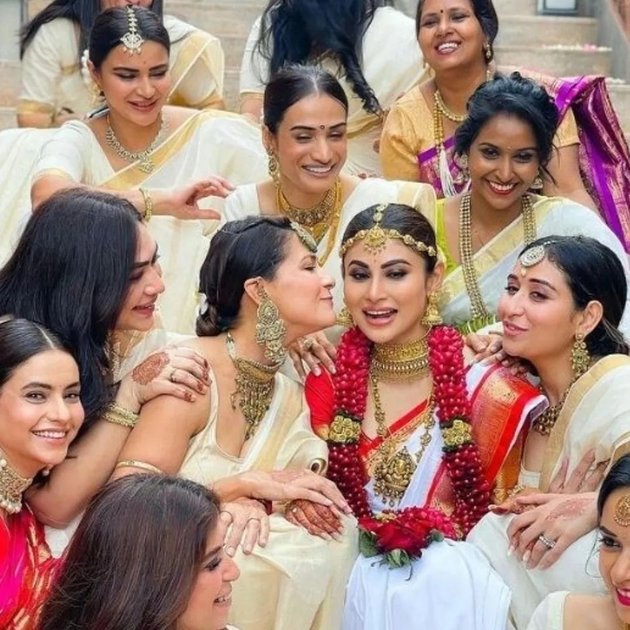 Mouni tidak mengundang banyak orang di acara pernikahannya yang berlangsung di Goa, India.