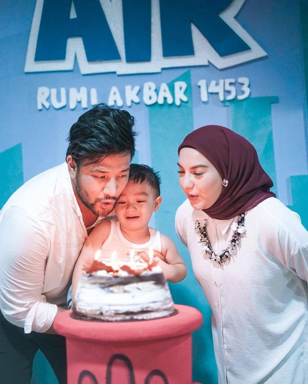 Happy birthday Air Rumi! Putra sulung Ammar Zoni dan Irish Bella ini baru saja merayakan ulang tahunnya yang ke-2 pada Senin (19/9) kemarin.