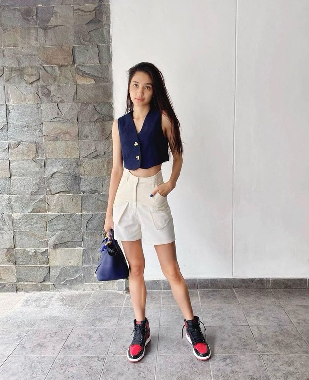Ada yang mencuri perhatian dalam postingan terbaru di Instagram Mikha Tambayong pada Kamis (13/1).