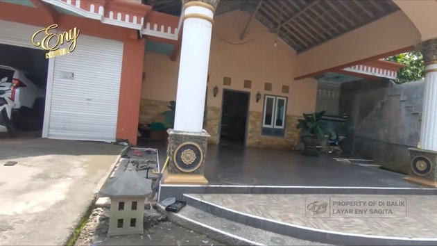 Diintip dari kanal YouTube Enny Sagita TV, seperti inilah halaman depan dan garasi mobil yang terletak di samping rumah Happy Asmara. 
