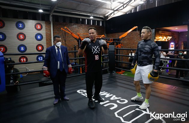 11 Photos of Vicky Prasetyo Boxing Practice with Hotman Paris, Once Challenged Deddy Corbuzier to a Boxing Match