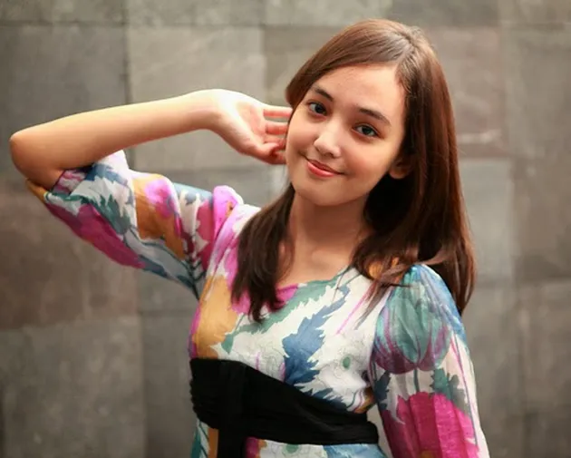 11 Selebritis Muda Cantik Berwajah Bule Populer Saat Ini