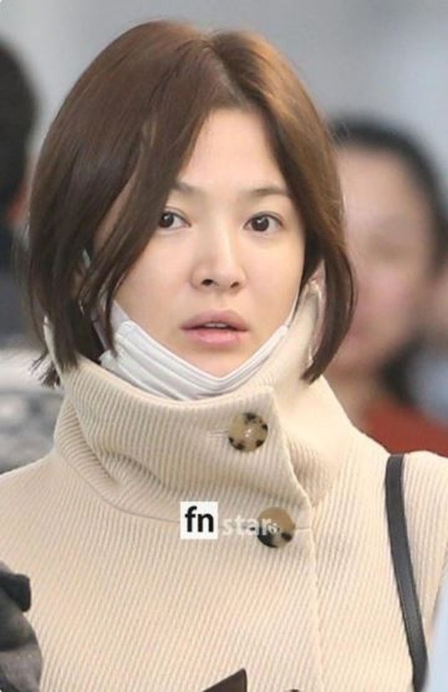 Yang pertama ada Song Hye Kyo. Ia pernah berani tampil tanpa makeup saat bertemu para fans di ruang publik.
