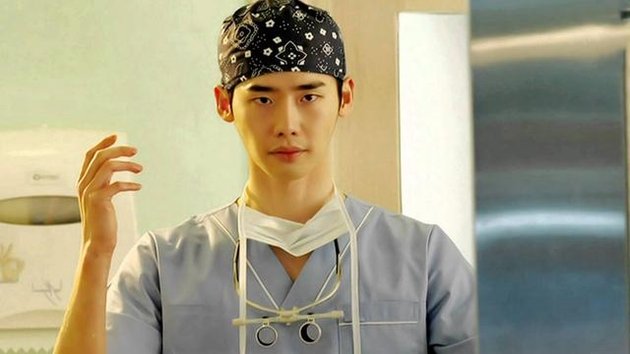 Pertama ada Lee Jong Suk yang perankan karakter dokter, Park Hoon, dalam drama DOCTOR STRANGER di tahun 2014. Ini tatapan mata tajam kecenya saat akan lakukan operasi.