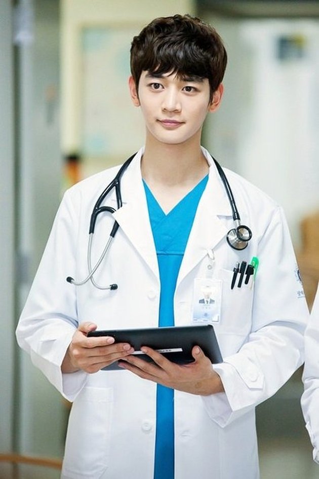 12 Handsome Doctors in Korean Dramas who Make you No Longer Afraid to Get Checked, Instead, You Want to Stay Longer at the Hospital!