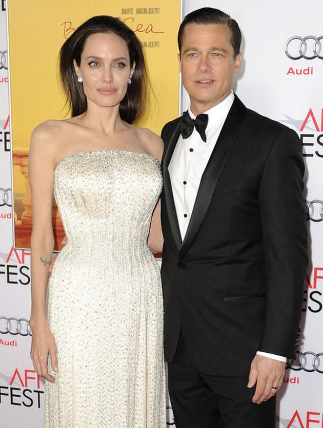 Setelah 12 tahun bersama dan membangun rumah tangga selama 2 tahun, Angelina Jolie akhirnya memutuskan untuk menggugat cerai Brad Pitt. Tak pelak hal ini langsung sukses menyita perhatian publik dan media. Dengan cepat berita Brangelina menjadi headlines di seluruh dunia.