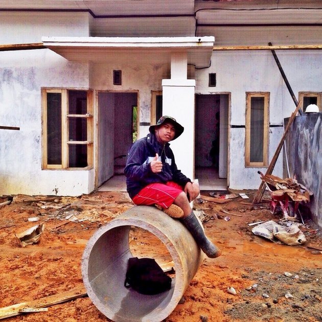12 Photos of Akbar 'Personal Assistant', Former Construction Worker Now Super Rich
