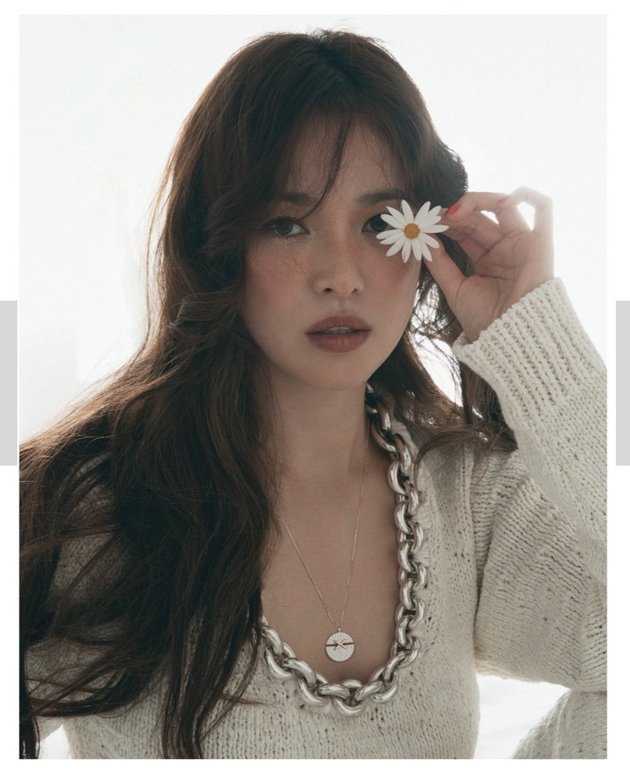 12 Beautiful Photos of Song Hye Kyo in Elle Singapore, Bold Makeup - Her Face Looks Different and Stunning!