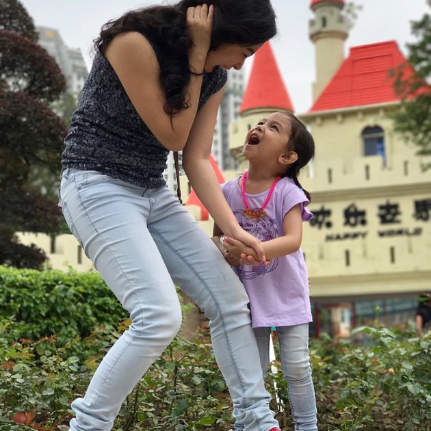 12 Photos and Latest News of Lia AFI, Has a 6-Year-Old Child and Used to Live in China