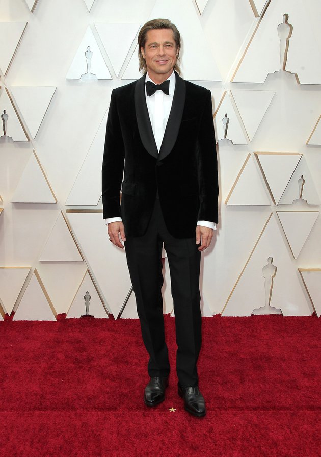 Bersiap memenangkan piala sebagai Aktor Pendukung Terbaik, Brad Pitt tampil gagah dalam balutan tuxedo velvet berwarna hitam.