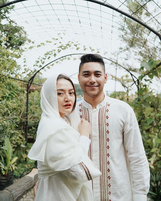 Untuk lebaran tahun ini, Siti Badriah dan suaminya, Krisjiana kompak memakai outfit serba putih sesuai dengan vibe lebaran yang kembali ke fitrah alias suci.