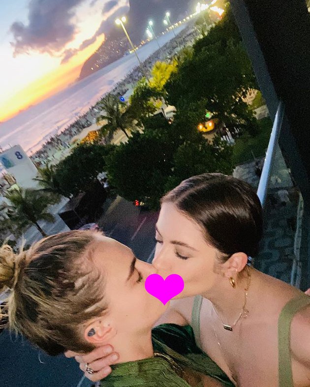 12 Photos of Hollywood Celebrities Celebrating Valentine's Day, Romantic Kisses - Full of Love Surprises
