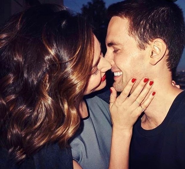 12 Photos of Hollywood Celebrities Celebrating Valentine's Day, Romantic Kisses - Full of Love Surprises