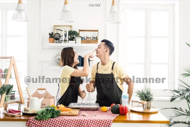 12 Pre-wedding Photos of Nella Kharisma and Dory Harsa, Showing Affection in the Kitchen - Wearing Traditional Javanese Attire