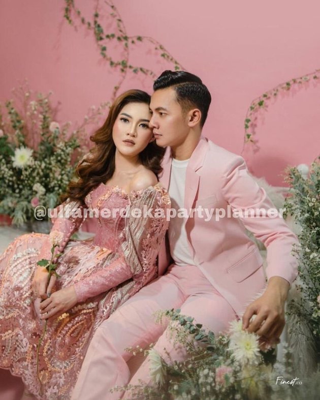 12 Pre-wedding Photos of Nella Kharisma and Dory Harsa, Showing Affection in the Kitchen - Wearing Traditional Javanese Attire