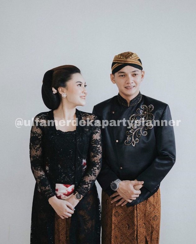 12 Pre-wedding Photos of Nella Kharisma and Dory Harsa, Showing Affection in the Kitchen - Wearing Traditional Javanese Attire