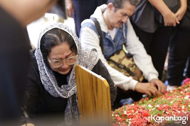 12 Photos of Mourning Atmosphere at Ade Irawan's Funeral, Accompanied by Tears of Children & Relatives