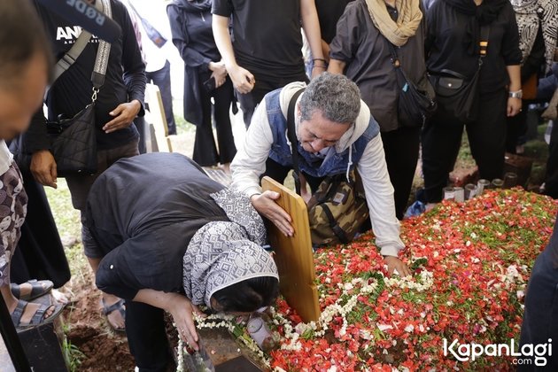 12 Photos of Mourning Atmosphere at Ade Irawan's Funeral, Accompanied by Tears of Children & Relatives