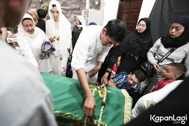 12 Photos of the Sad Atmosphere of the Burial of His Mother, Vino G Bastian Unable to Hold Back Tears