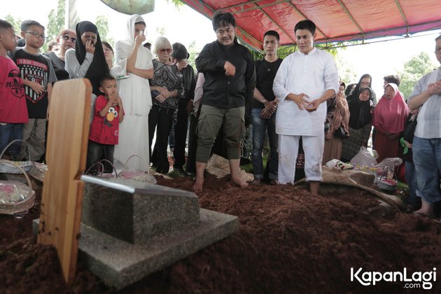 12 Photos of the Sad Atmosphere of the Burial of His Mother, Vino G Bastian Unable to Hold Back Tears