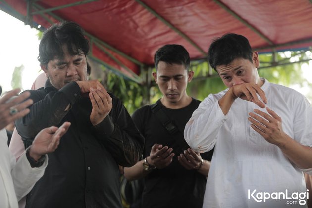 12 Photos of the Sad Atmosphere of the Burial of His Mother, Vino G Bastian Unable to Hold Back Tears