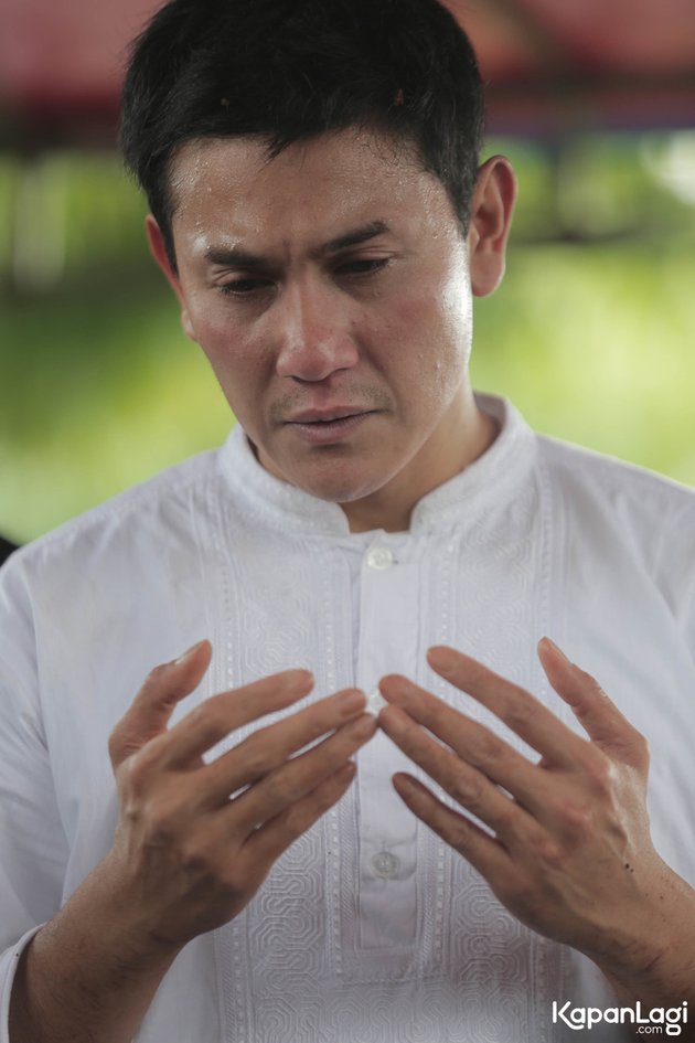 12 Photos of the Sad Atmosphere of the Burial of His Mother, Vino G Bastian Unable to Hold Back Tears
