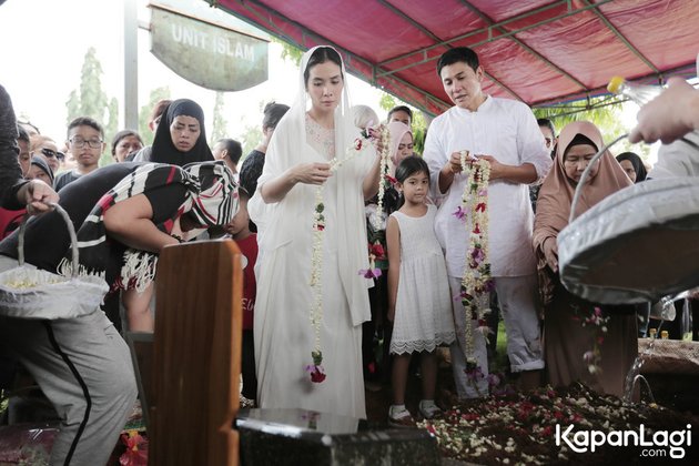 12 Photos of the Sad Atmosphere of the Burial of His Mother, Vino G Bastian Unable to Hold Back Tears