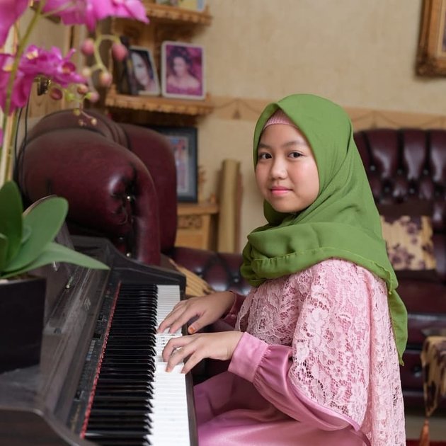 12 Photos of Syandrina, Nita Thalia's Beautiful Hijab-Wearing Daughter that Haven't Been Published