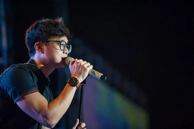 Siapakah si ganteng berkacamata ini? Tentu sudah tahu dong. Dia adalah Pradikta Wicaksono.