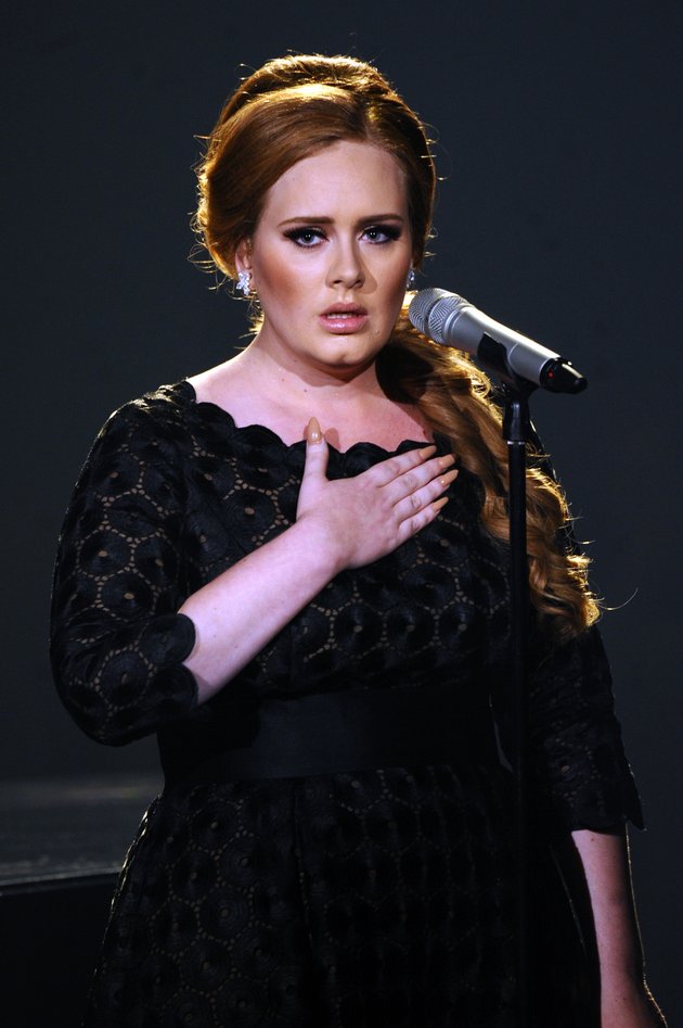 Masih ingatkah kamu bagaimana sosok Adele bertahun-tahun yang lalu? Ini adalah fotonya saat tampil di atas panggung MTV Video Music Awards di tahun 2011 silam.