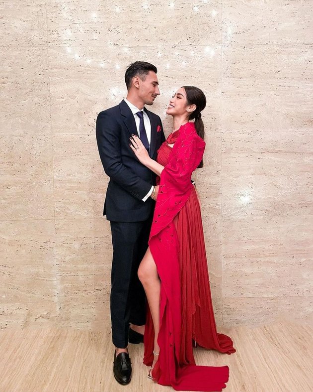 Pengantin baru Jessica Iskandar dan Vincent Verhaag kelihatan lengket terus saat menghadiri pernikahan salah seorang sahabat mereka. Jedar begitu menawan mengenakan dress model high slit berwarna merah.